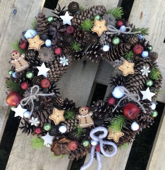 Vánoční věnec perníčky a šišky